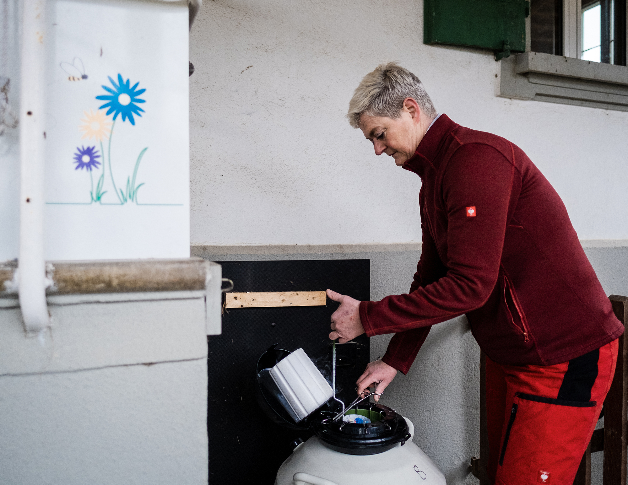 Barbara Knutti bei der Arbeit als Tiermedizinerin