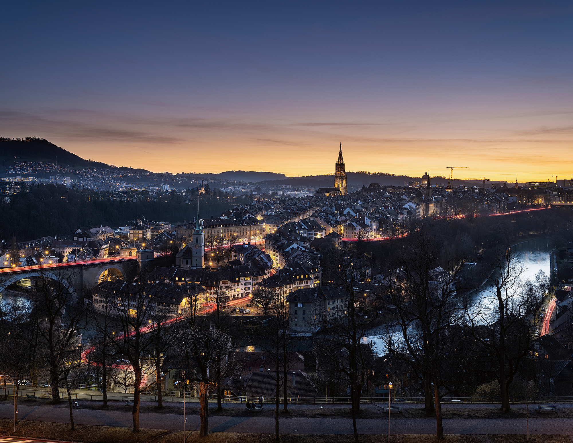 Sicht auf die Stadt Bern bei Nacht